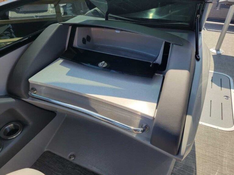 2025 Bennington 25RXSBWA - ESP - Arch - Windshield - Owner Demo US-ETWR6587F425 [photo 39]